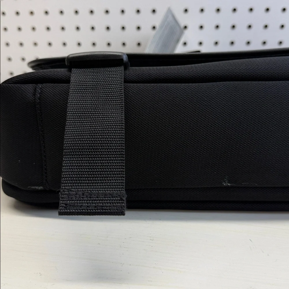 Kenneth Cole Reaction Black Messenger Bag, laptop bag up to 15,4” - Picture 3 of 6
